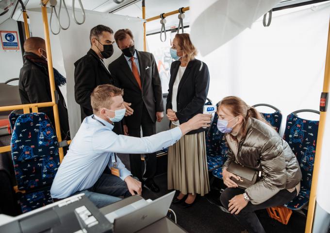 Le Grand-Duc à l'intérieur assiste à une prise de température