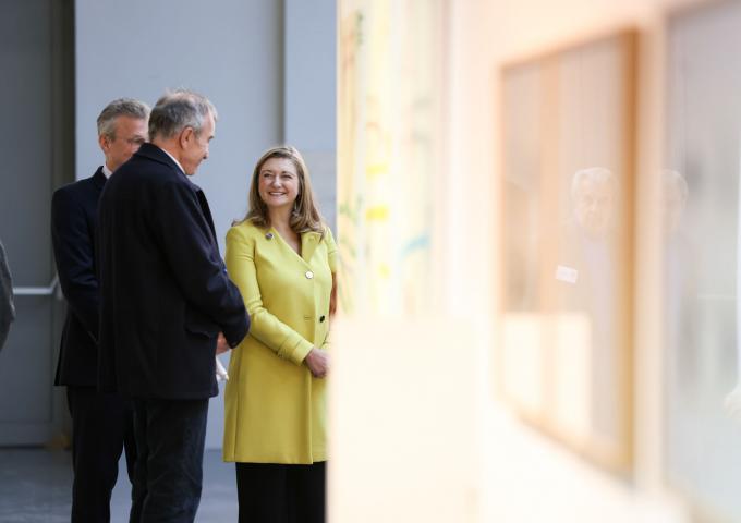 La Princesse Stéphanie discute avec un membre du conseil d'administration CAL