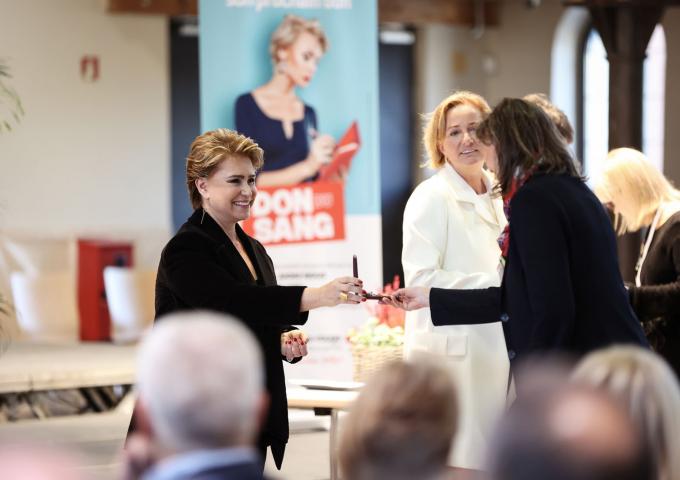 La Grande-Duchesse remet une médaille à une donneuse de sang