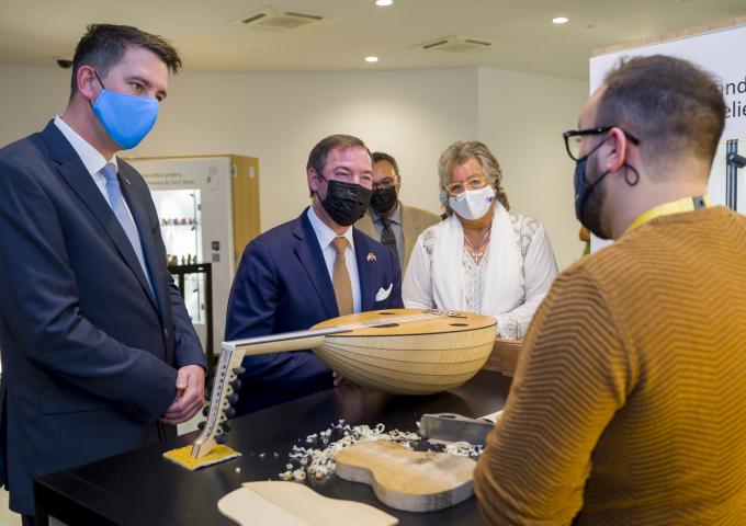 Le Prince Guillaume et le ministre Delles échangent avec un artisan