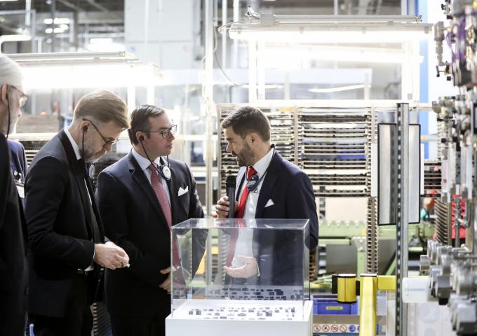 Le Prince Guillaume et le ministre Fayot en pleine visite des lignes de production