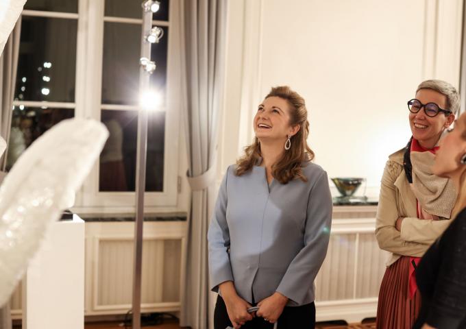 La Princesse observe une oeuvre