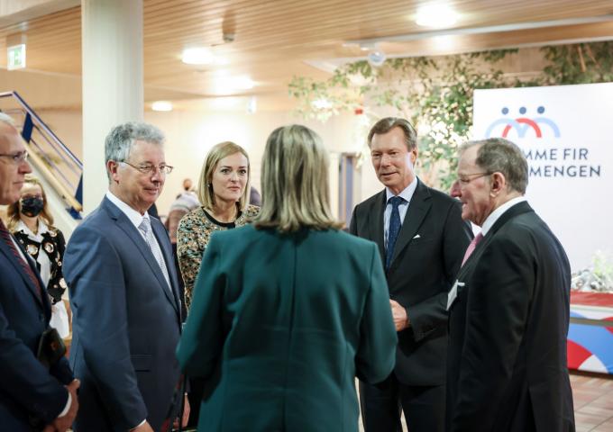 Le Grand-Duc et les convives échangent à l'issue de la séance académique