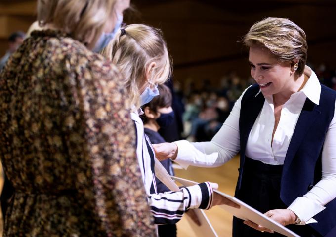La Grande-Duchesse remet un prix à une étudiante