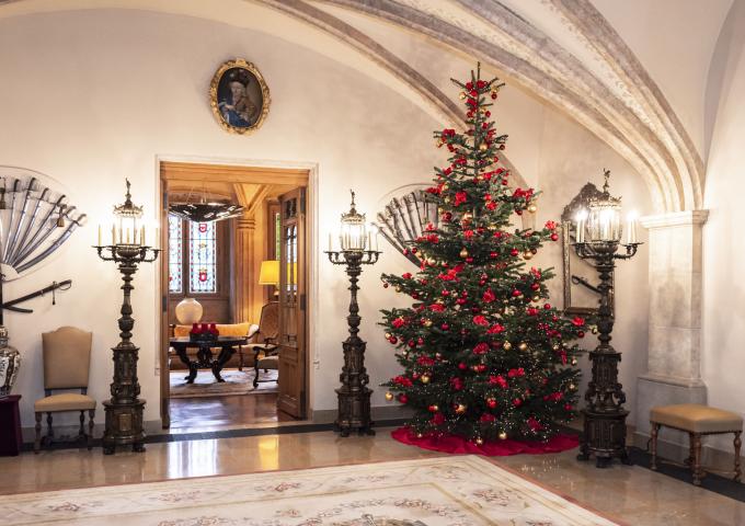 Le hall d'entrée décoré avec un arbre de Noël
