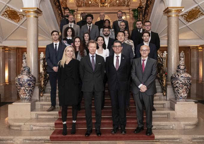 Photo souvenir de la délégation dans l'escalier d'honneur