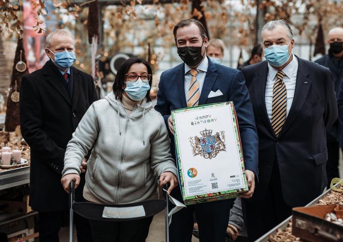 Photo souvenir dans laquelle le Prince Guillaume tient le cadeau