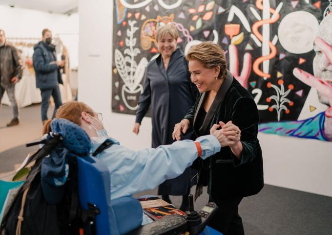 La Grande-Duchesse salue une personne en situation de handicap