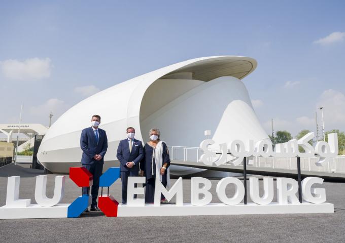 Le Prince et le ministre posent devant le logo Luxembourg