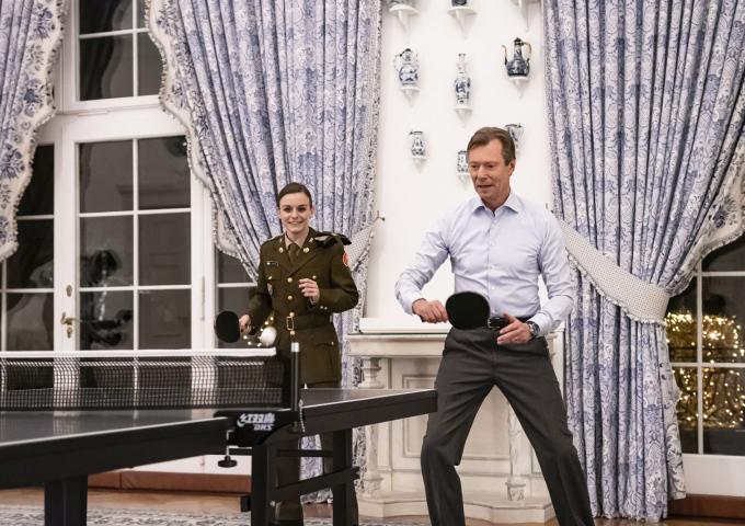 Le Grand-Duc et Sarah de Nutte célèbrent un point gagné au tennis de table