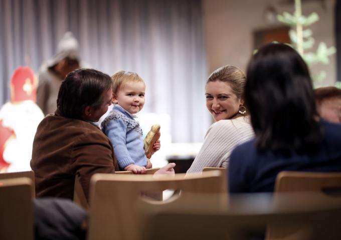 Le Prince Charles tient un Boxemännchen dans sa main