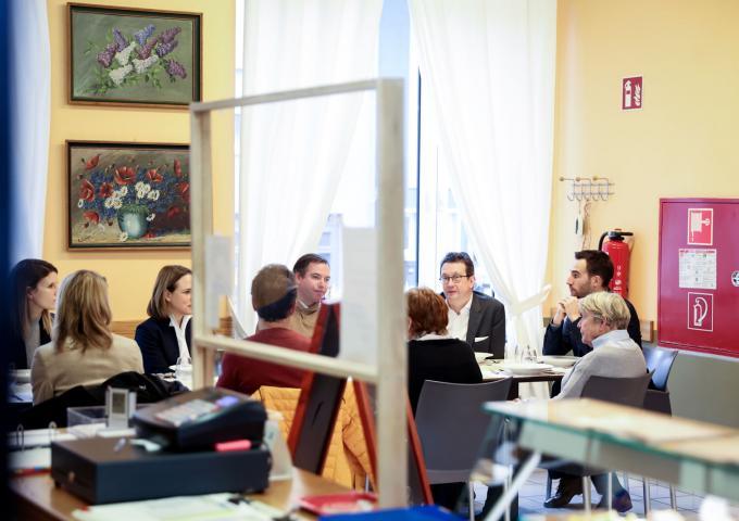 Le Prince Guillaume déjeune à la "Vollekskichen"