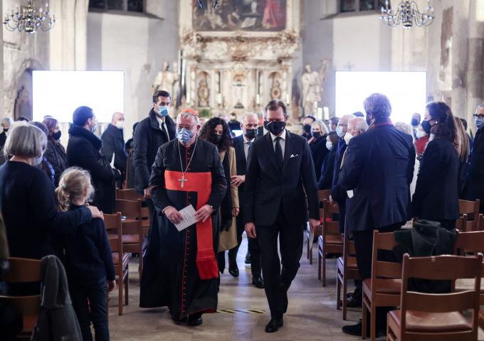 Le Grand-Duc et Monseigneur le Cardinal Jean-Claude Hollerich quittent l'église
