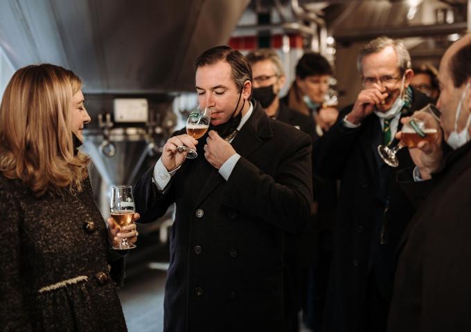 Le Couple héritier en pleine dégustation d'une boisson de la Brasserie Nationale