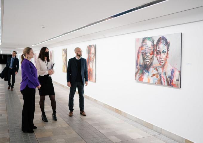 La Princesse Stéphanie et l'artiste échangent autour d'une oeuvre