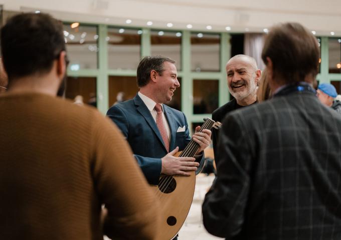 Le Prince Guillaume en pleine discussion avec M. Dimanche