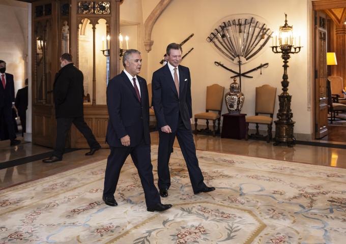 Le Grand-Duc accueille le président colombien dans le hall du Palais