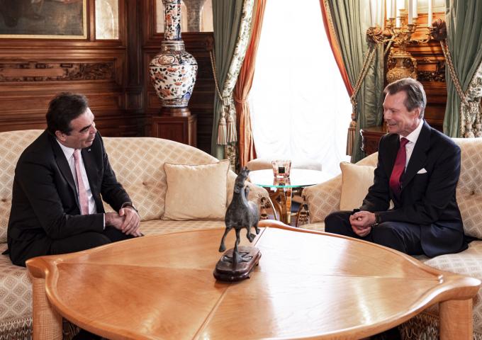 S.A.R. et le Commissaire pour une photo souvenir dans la salle des Fêtes