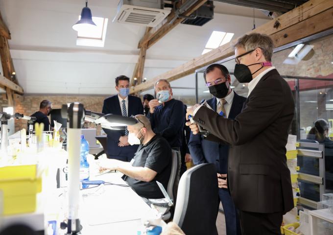 Le Prince Guillaume échange avec le directeur général de Labcom