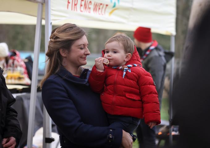 Le Prince Charles, en train de manger, dans les bras de sa mère