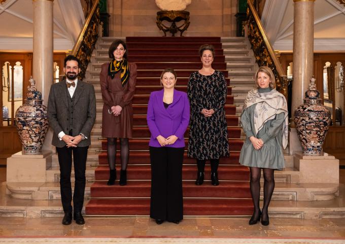 Photo souvenir de la délégation avec S.A.R. dans l'escalier d'honneur