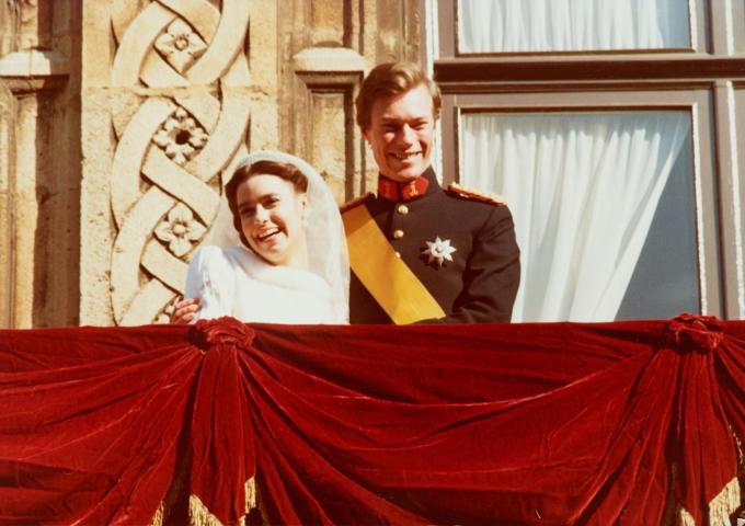 Au balcon du Palais, le Couple grand-ducal salue la foule