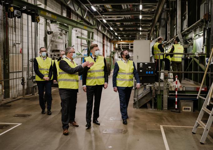 Le Prince et le ministre visitent l'usine DuPont