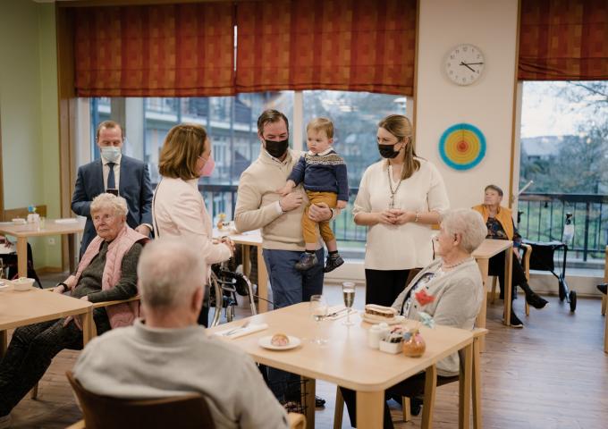 Le Couple héritier et le Prince Charles avec des seniors