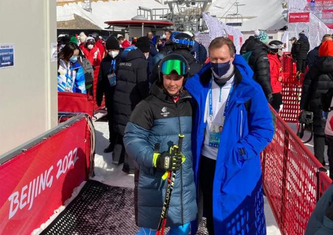 Le Grand-Duc et la skieuse Gwyneth Ten Raa sur la piste de Yanking