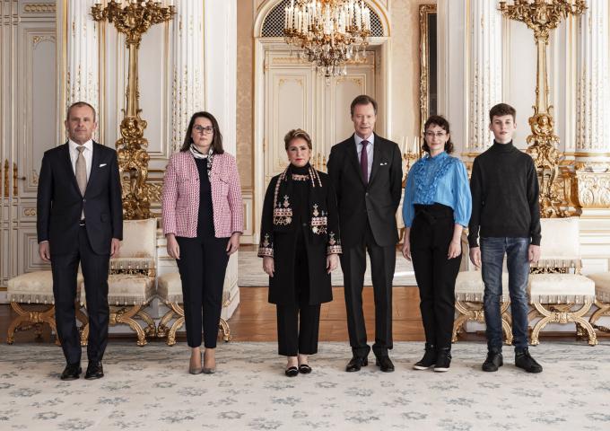 Photo souvenir avec les réfugiés dans la salle des fêtes
