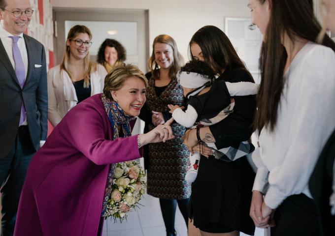 La Grande-Duchesse salue un petit bébé dans les bras de sa maman
