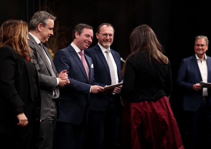 Le Prince Guillaume remet un diplôme