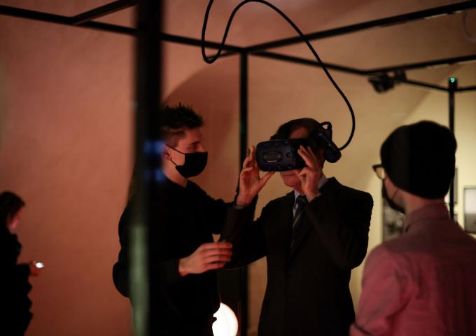 Le Grand-Duc enfile un casque de réalité virtuelle