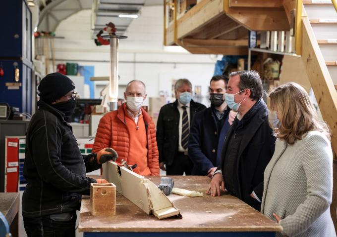 Le Couple héritier échange avec un bénéficiaire sur son travail