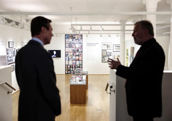 Paul Lesch explique l'exposition au Grand-Duc