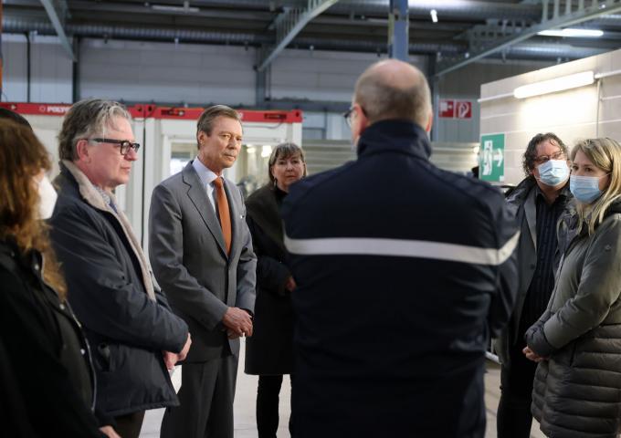 Le Grand-Duc écoute les explications d'un responsable du CGDIS