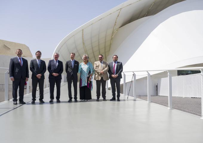 Photo souvenir à l'extérieur du pavillon luxembourgeois