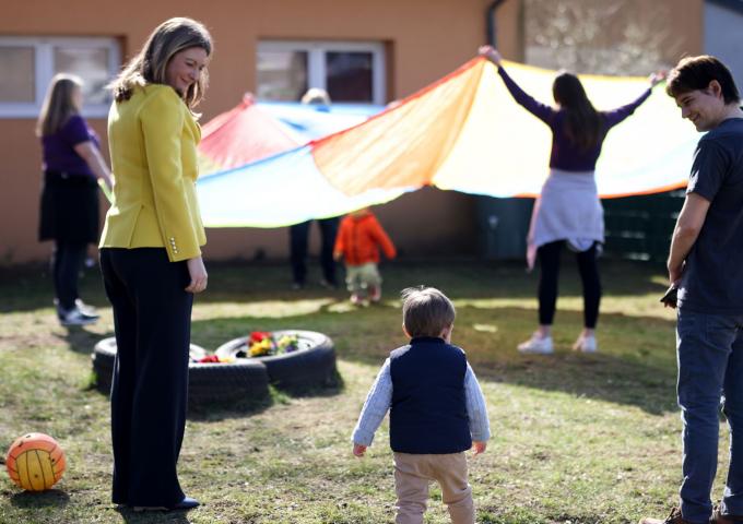 La Princesse et le Prince dans le jardin de la crèche