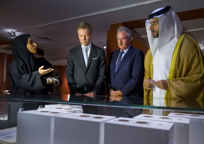 Le Grand-Duc et le ministre écoutent des explications sur le musée