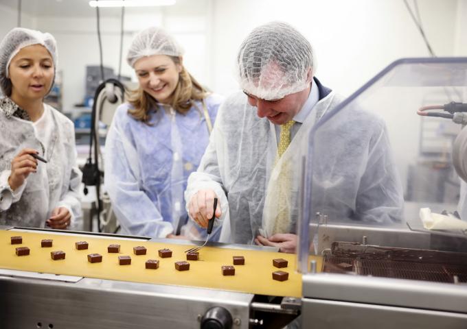 Le Prince Guillaume apporte une touche de finition à des chocolats