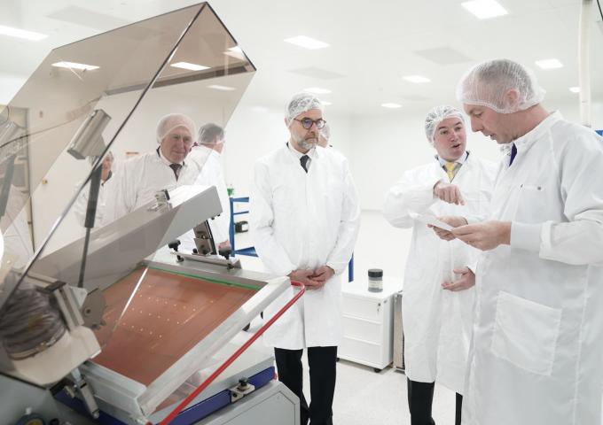 Le Prince Guillaume échange avec un responsable de Victor Buck Services