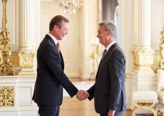 Le Grand-Duc sert la main du nouveau Maréchal de la Cour