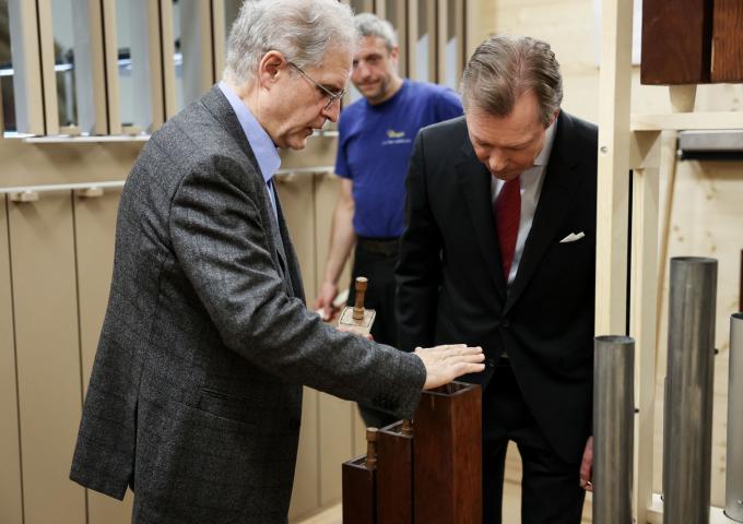 Le Grand-Duc reçoit des explications sur une pièce de l'orgue