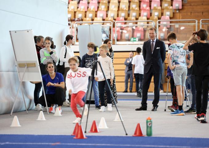Le Grand-Duc, entouré d'enfants, regarde un garçon qui sprinte