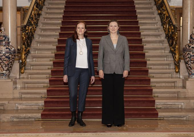 La Princesse et Madame Steinbrügge devant l'escalier d'honneur