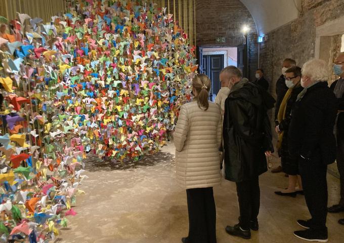 La Princesse devant une oeuvre fait d'oiseaux en papier