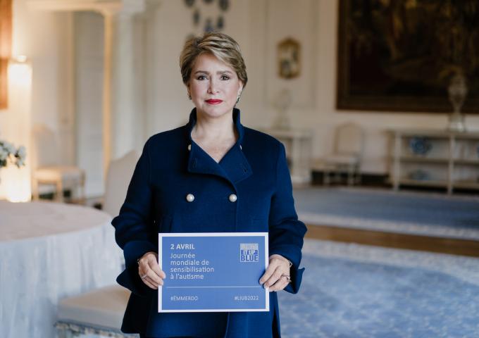 La Grande-Duchesse avec une pancarte pour la journée sensibilisation à l'autisme