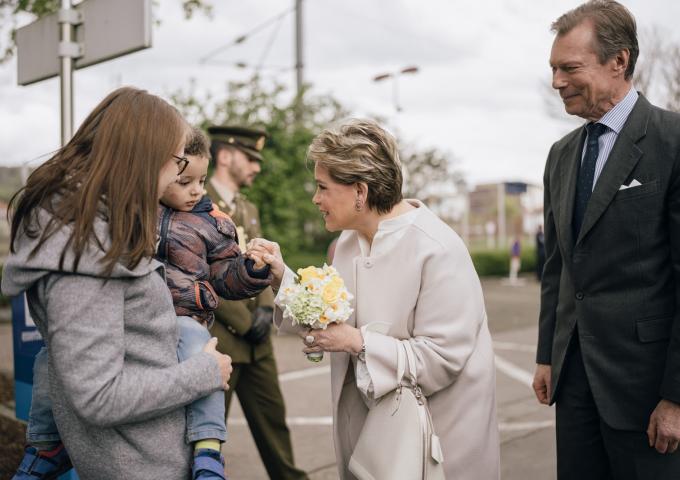 La Grande-Duchesse reçoit des fleurs de la part d'une jeune fille du quartier