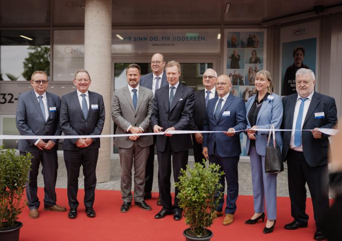 Cérémonie du coupé de ruban devant le bâtiment de la CMCM