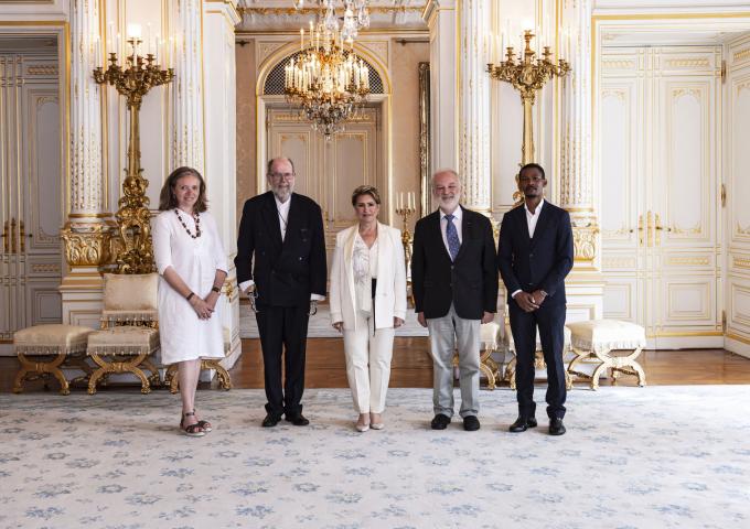 La Grande-Duchesse entouré d'invités venus pour une audience